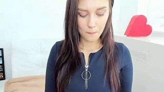 Bella–Smith naked stripping on cam for live sex video chat