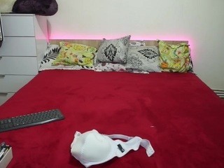 Adellineee nude on cam – live sex chat