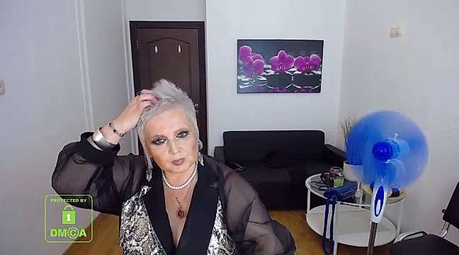 Belladonnaw naked stripping on cam for live sex video chat