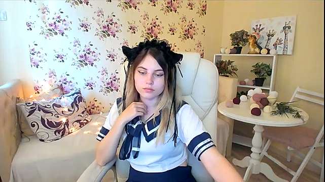 CanduS naked stripping on cam for live sex video chat
