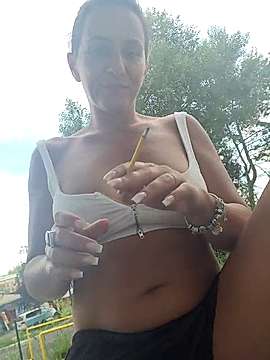 CarrieLoveX naked stripping on cam for live sex video chat