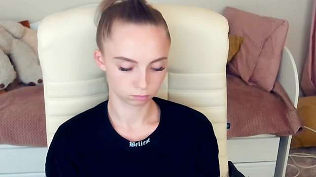 DaisyHots naked stripping on cam for live sex video chat