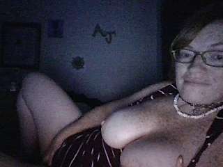 Fr3cklesLovesDick naked stripping on cam for live sex video chat