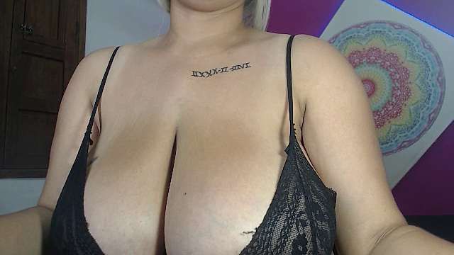 HannahBoobss naked stripping on cam for live sex video chat