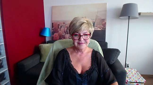 JulieAmber naked stripping on cam for live sex video chat