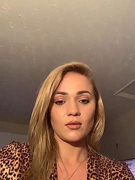 JulietteCute naked stripping on cam for live sex video chat