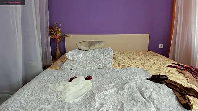 Lilia_blonde naked stripping on cam for live sex video chat