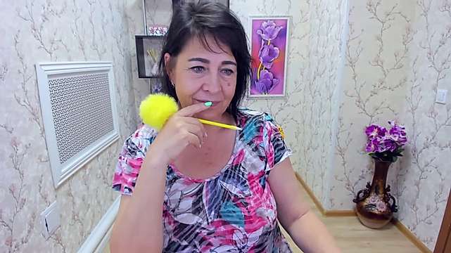 LindaPassionate naked stripping on cam for live sex video chat