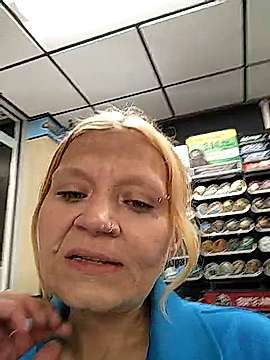 lindzybella naked stripping on cam for live sex video chat