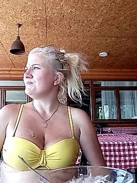 LizaCakes naked stripping on cam for live sex video chat