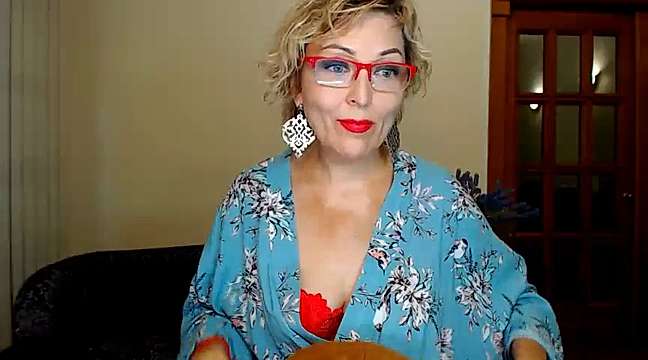 MaryRias naked stripping on cam for live sex video chat