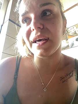 MeekBee naked stripping on cam for live sex video chat