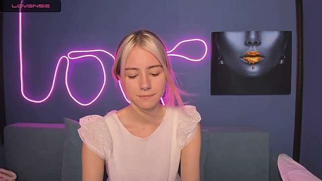 Melanie_crystal naked stripping on cam for live sex video chat