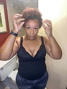MeliReign naked stripping on cam for live sex video chat