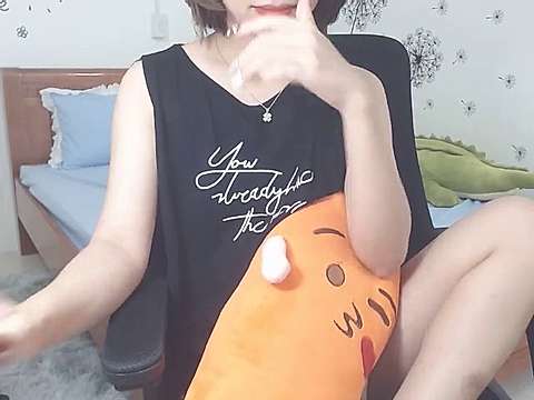mommy_95 naked stripping on cam for live sex video chat