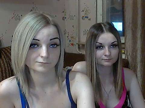 Nikki-Kaylee naked stripping on cam for live sex video chat