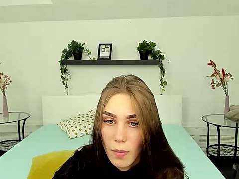 RaylliLout naked stripping on cam for live sex video chat