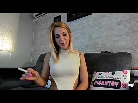 Samanthahot33 naked stripping on cam for live sex video chat