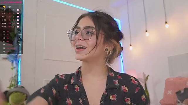 SamanthaMorgann naked stripping on cam for live sex video chat