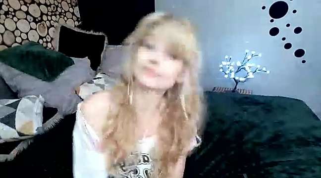 SofiaDesire naked stripping on cam for live sex video chat