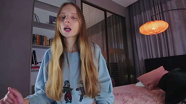 SusieLou naked stripping on cam for live sex video chat