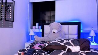 SweetCloe naked stripping on cam for live sex video chat