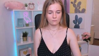SweetMilkis naked stripping on cam for live sex video chat