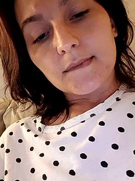 Berrie69 naked stripping on cam for live sex video chat