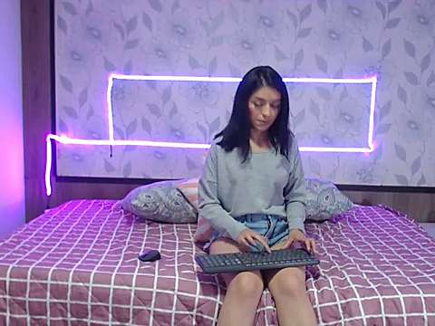 Bonniee_lee naked stripping on cam for live sex video chat