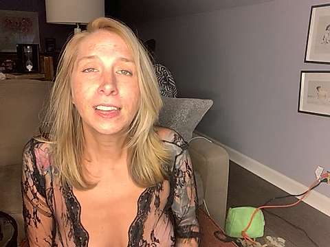 hotgurl94 naked stripping on cam for live sex video chat