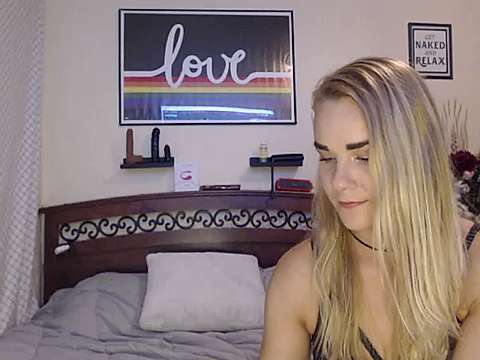 Kellylynn69 naked stripping on cam for live sex video chat