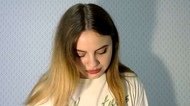 LindiKays naked stripping on cam for live sex video chat