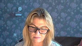 MelissaMia naked stripping on cam for live sex video chat