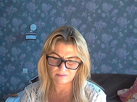 MelissaMia naked stripping on cam for live sex video chat