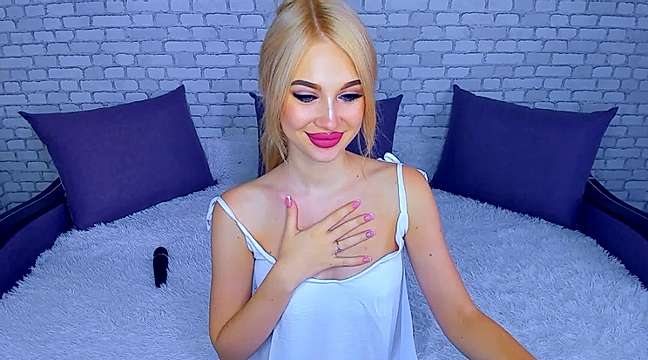 MilaaHoneyy naked stripping on cam for live sex video chat