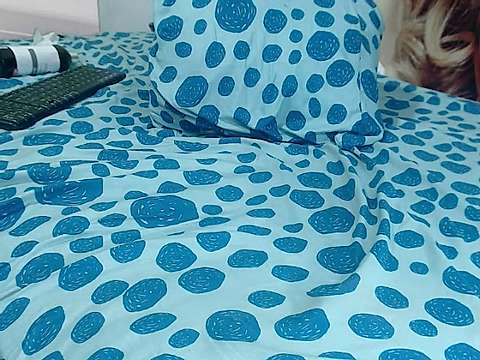scarlett_23 naked stripping on cam for live sex video chat