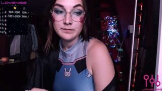 WinnieKooper naked stripping on cam for live sex video chat