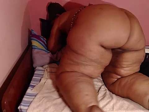 bootyqueenxx naked stripping on cam for live sex video chat