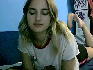 Hanna-Nawi naked stripping on cam for live sex video chat