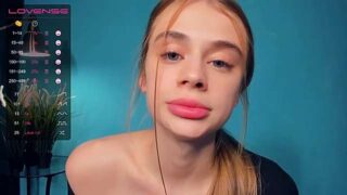 AlannahThaip naked stripping on cam for live sex video chat