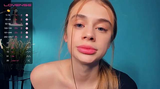 AlannahThaip naked stripping on cam for live sex video chat