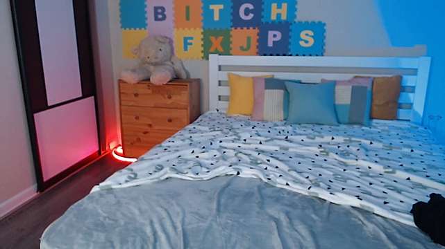 Allie_peach naked stripping on cam for live sex video chat