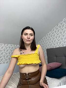 BettyPop naked stripping on cam for live sex video chat