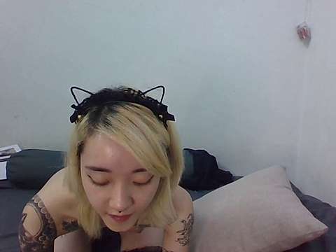 Lolita_Sweet2k3 naked stripping on cam for live sex video chat