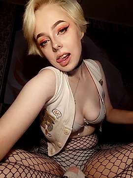 Moon_kitten naked stripping on cam for live sex video chat