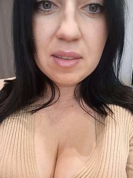 Adelaidahot naked stripping on cam for live sex video chat