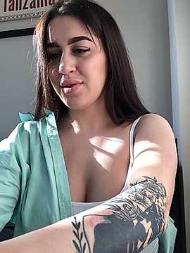 VikiCutee naked stripping on cam for live sex video chat