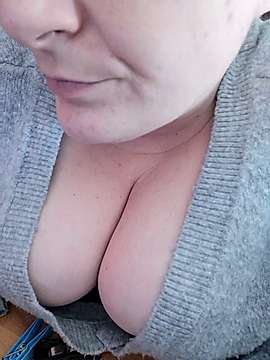 _Kiss_me_love_ naked stripping on cam for live sex video chat