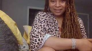 MSweetLindaParks naked stripping on cam for live sex video chat