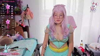 HunnyyLove naked stripping on cam for live sex video chat